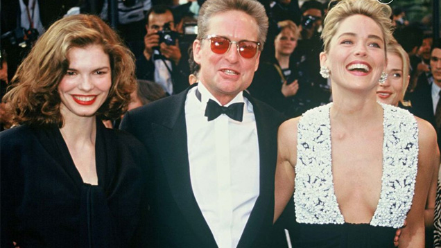 1992年に「氷の微笑」のプレミアでレッドカーペットを歩くJeanne Tripplehorn、Michael DouglasとSharon Stone。 © Martin Katz, Ltd. 1992年に「氷の微笑」のプレミアでレッドカーペットを歩くJeanne Tripplehorn、Michael DouglasとSharon Stone。 © Martin Katz, Ltd.