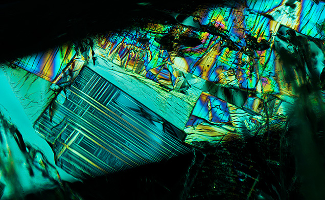 Flux-filled fractures in YAG resemble stained glass. Flux-filled fractures in YAG resemble stained glass.