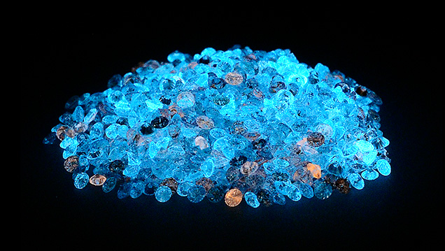 Phosphorescence in HPHT-grown melee. Phosphorescence in HPHT-grown melee.