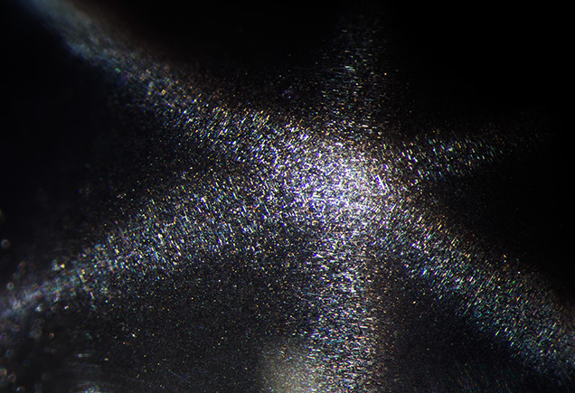 Six-rayed star in an untreated spinel. Six-rayed star in an untreated spinel.