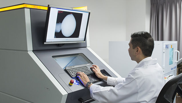 Figure 3. Modern gemological laboratories use real-time X-ray imaging systems to assess the transparency of gem materials, which is especially important for distinguishing natural from cultured pearls. Photo by Nuttapol Kitdee.