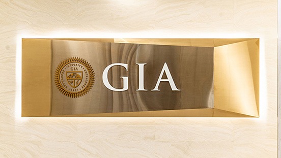GIAで勉強するということは、源で学ぶことを意味する。4Cを開発した機関から宝石学に関する重要な知識を、そして熟練した講師から貴重なデザイン技術を学ぶ。