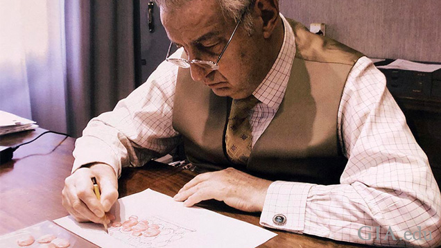 Gianmaria Buccellati(吉安马里亚·布契拉提)在纸上手绘珠宝设计。 Gianmaria Buccellati(吉安马里亚·布契拉提)在纸上手绘珠宝设计。