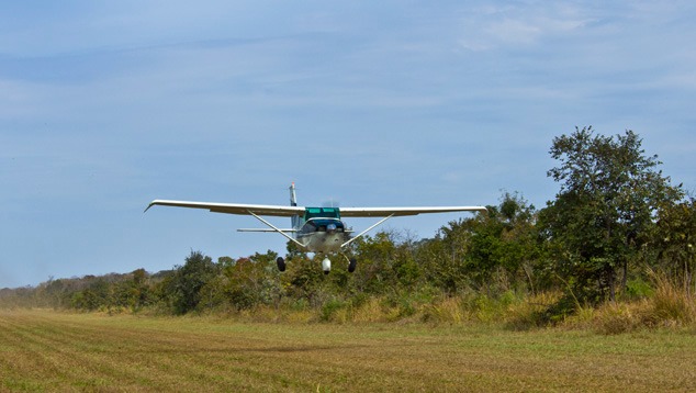 鉱山の近くには、小さな飛行機1機分のわずかなスペースがある。 撮影：Robert Weldon/GIA