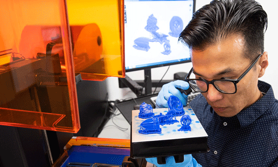 CADモデルを3Dプリンタで試作し、樹脂プロトタイプとCAD(コンピューター設計支援)デザインを比較することにより、スケール、比率、工学、製造実現性などを学びます。 CADモデルを3Dプリンタで試作し、樹脂プロトタイプとCAD(コンピューター設計支援)デザインを比較することにより、スケール、比率、工学、製造実現性などを学びます。