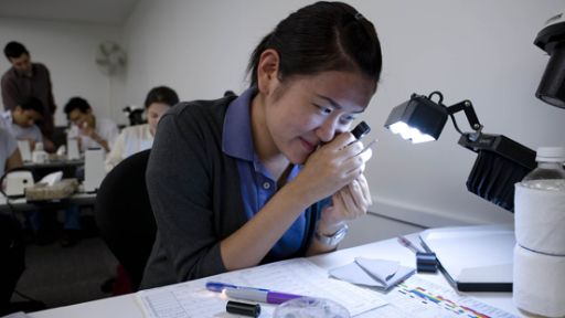 美国宝石研究院 (GIA) 鉴定所课程教您如何信心满怀地鉴定钻石、宝石和珍珠。 美国宝石研究院 (GIA) 鉴定所课程教您如何信心满怀地鉴定钻石、宝石和珍珠。