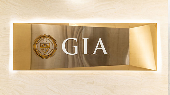 GIAで勉強するということは、源で学ぶことを意味する。4Cを開発した機関から宝石学に関する重要な知識を、そして熟練した講師から貴重なデザイン技術を学ぶ。